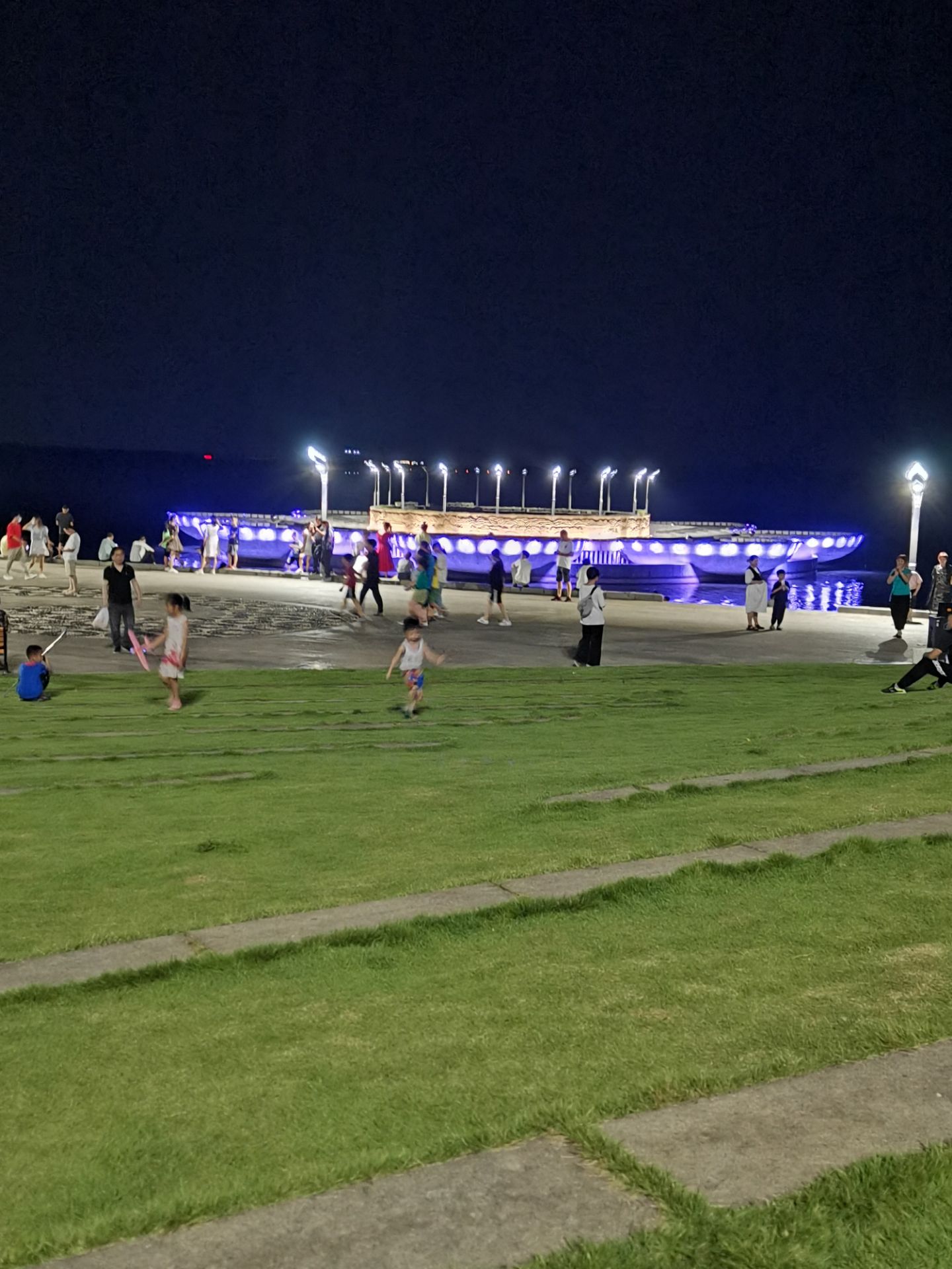 美轮美奂的平天湖莲花台夜景