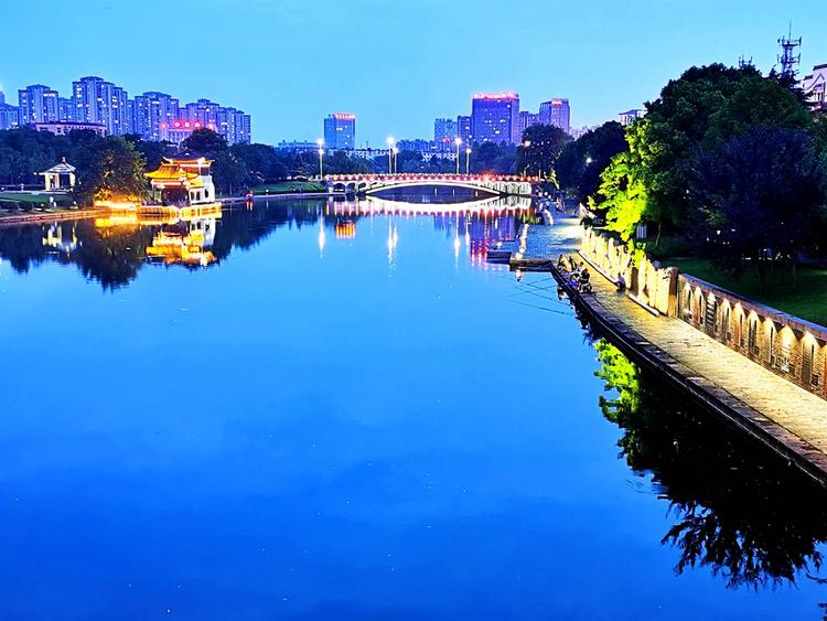 美丽的清溪河畔 夜景