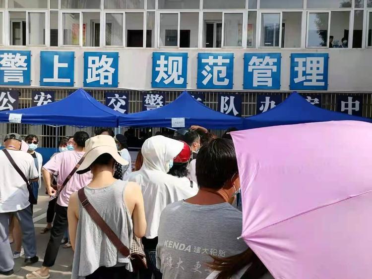 池州交警一大队今天上午好多人排队给电瓶车上牌啊!