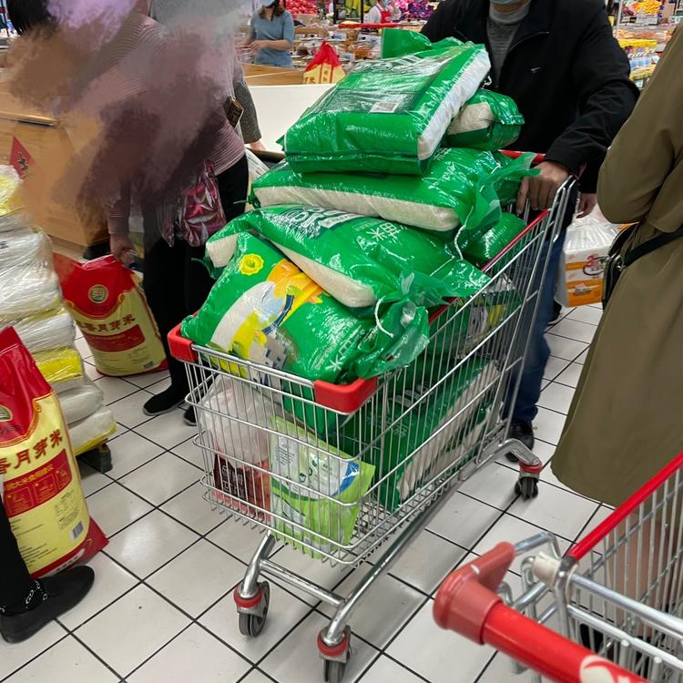 夸张!来趟超市发现池州人都在囤大米,还是一车一车地买