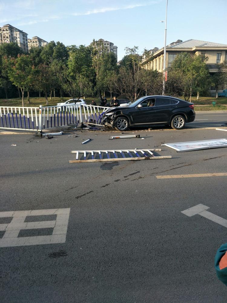 江苏常州车撞护栏图图片