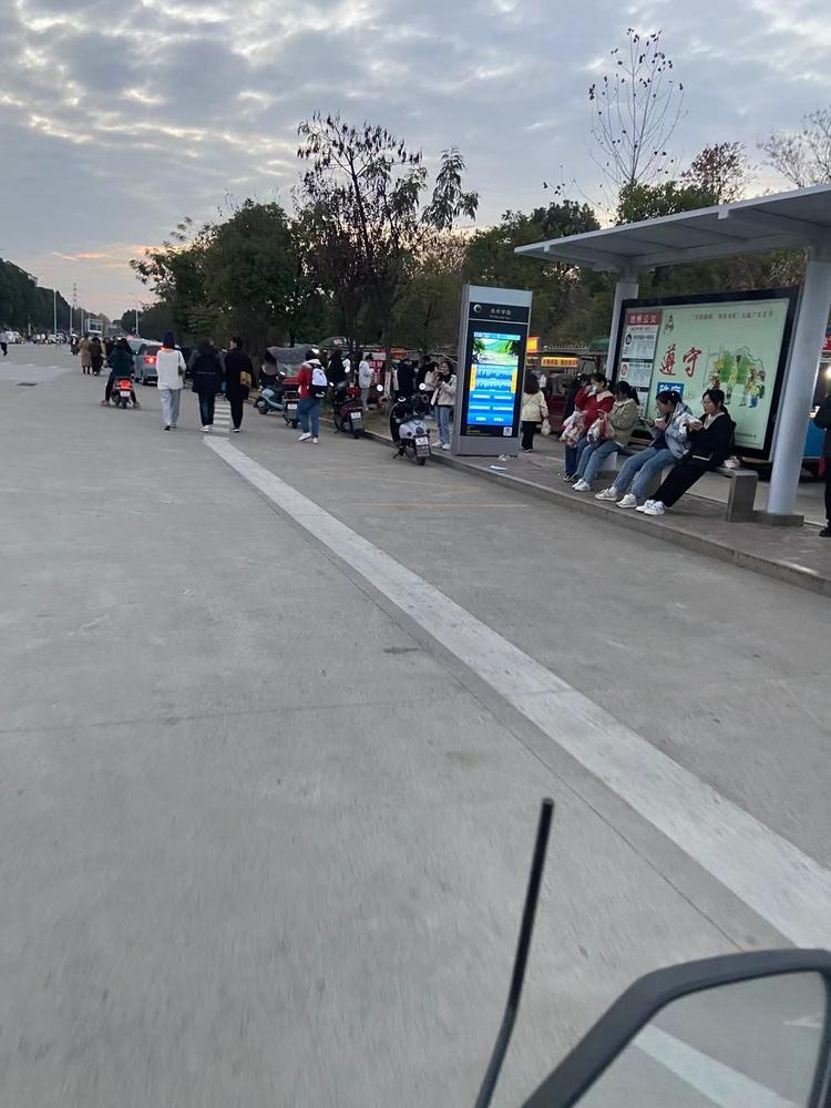 池州大学城地摊商户大力发展地摊经济,严重影响市场平衡